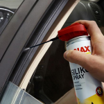 Chai xịt silicone lỏng bôi trơn chống gỉ và chống kêu khớp ron cửa xe Sonax Silikon Spray 348300 400ml